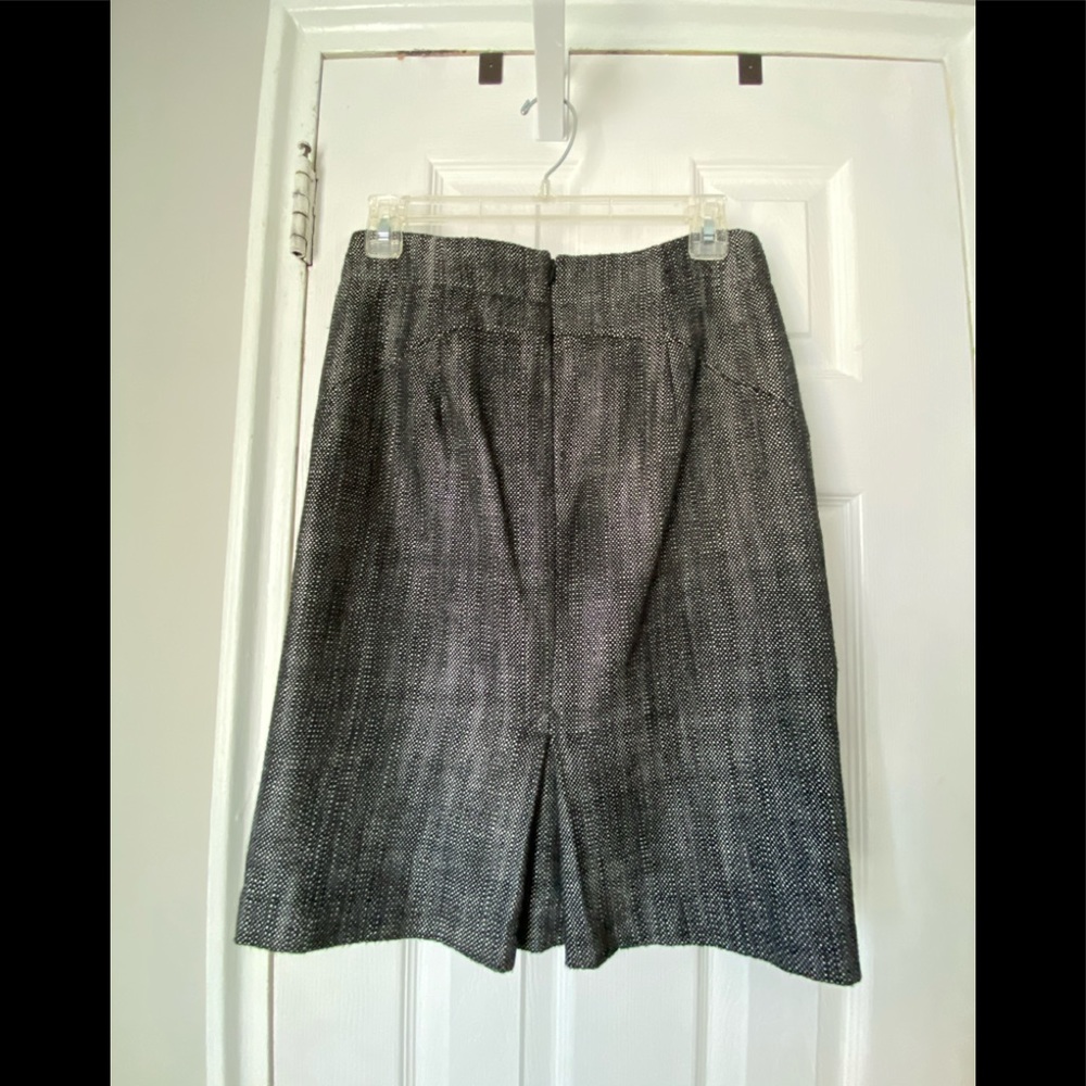 Gorgeous pleated suit skirt! Nice for fall/winter
